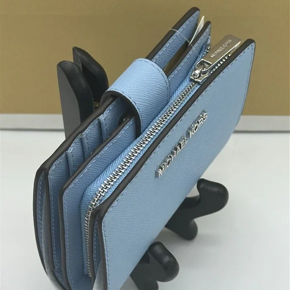 MICHAEL KORS Medium Saffiano Leather Bifold Zip CN Wallet
Sky Blue - Picture 3 of 14